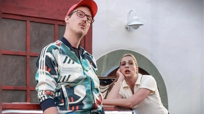 Verhandeln ihre Eheprobleme im Pub: Malte und Julia Sylvester in Nick Hornbys Beziehungskomödie „State of the Union”. (Foto: Pete Schlipf)