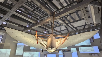 Die Nr. 21 B, ein Nachbau von Gustav Weißkopfs legendärem Flieger, hängt als Paradestück im aufwendig sanierten ehemaligen Landgerichtsgebäude in Leutershausen. Der Bau des Flugpioniermuseums lief finanziell deutlich aus dem Ruder, was die Stadt jetzt im Nachhinein in die Bredouille bringt. (Foto: Wolfgang Grebenhof)