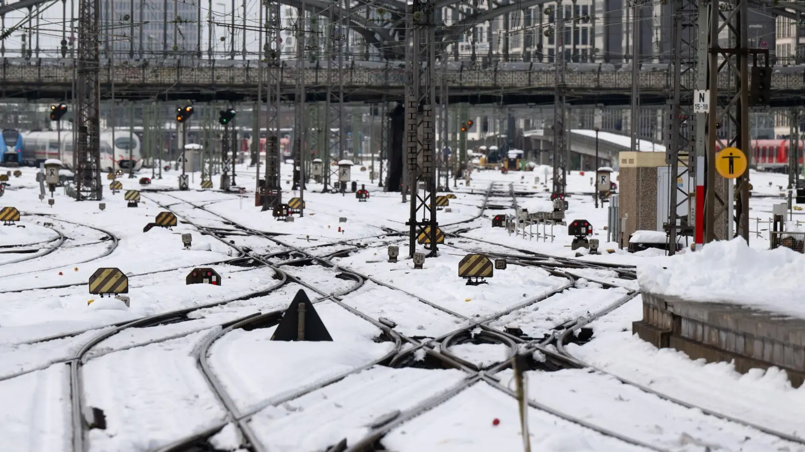 Schnee und Eis liegt auf den Gleisen am Hauptbahnhof. (Foto: Sven Hoppe/dpa)