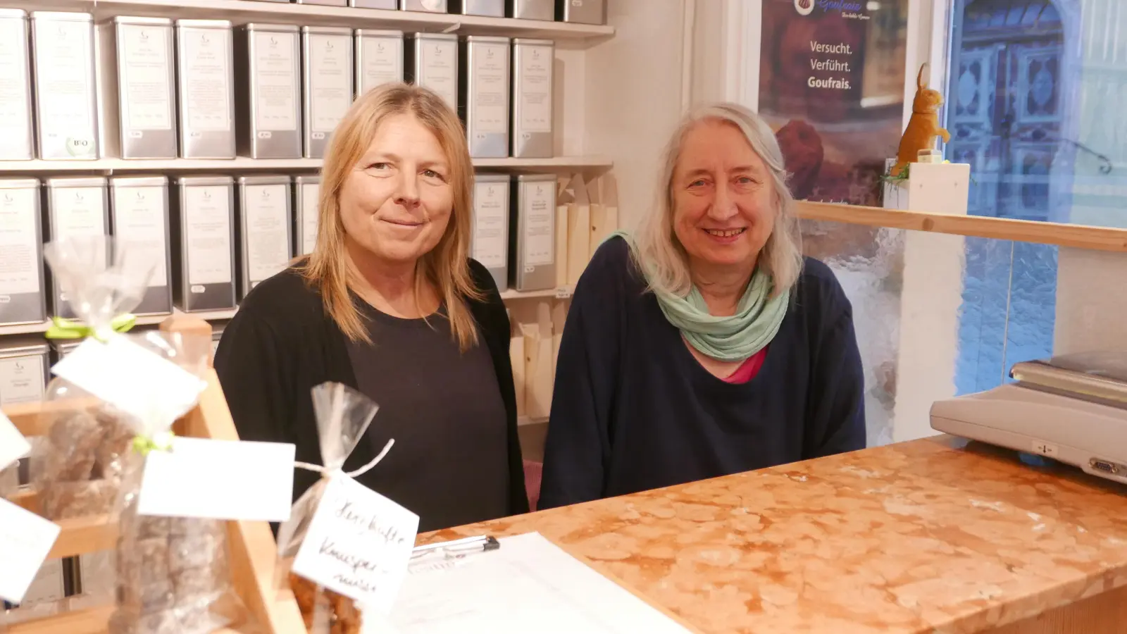 Der Fortbestand im Teatime ist gesichert: Die neue Pächterin Claudia Rögele (links) und Inhaberin Cornelia Anders haben hinter der Theke in dem kleinen Café in der Turmgasse Platz genommen. (Foto: Roman Kocholl)