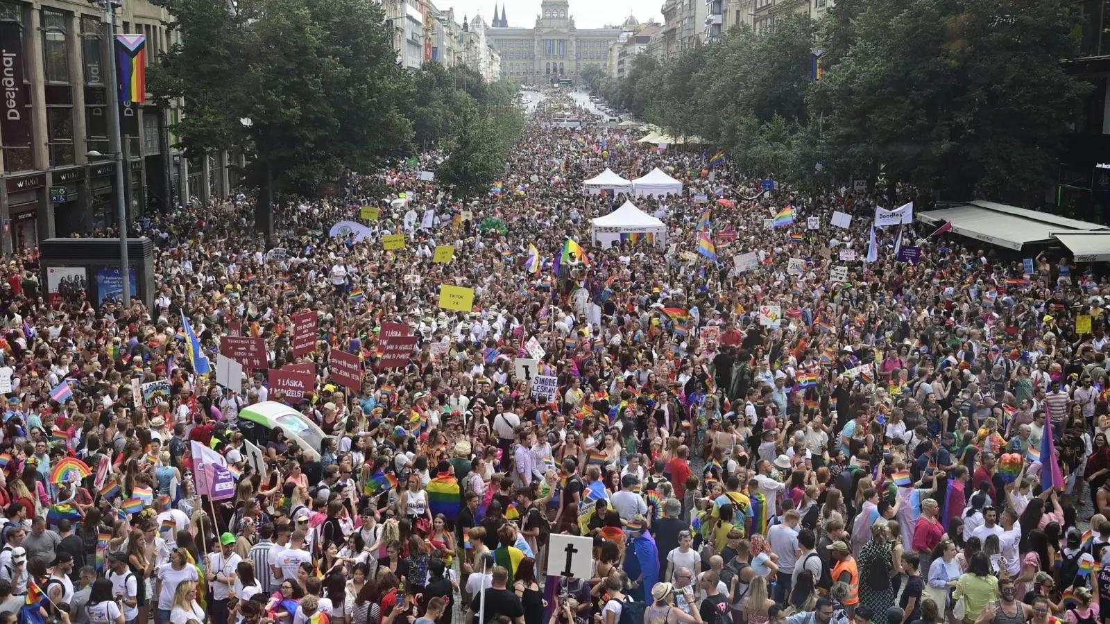 Die Regenbogenparade in Prag. (Foto: Vondrou Roman/CTK/dpa)