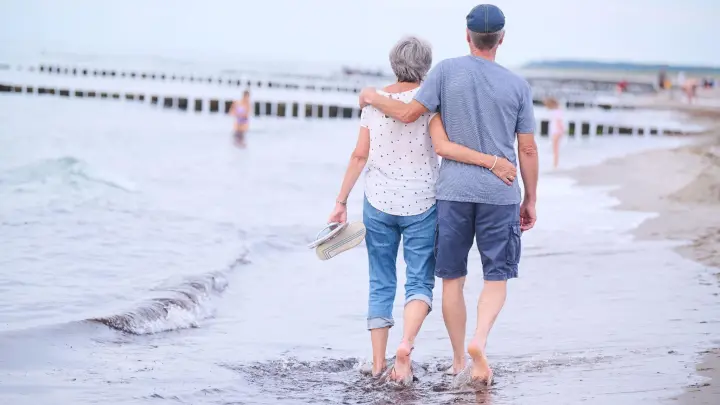 Wer sich frühzeitig mit der Rente befasst, kann es im Ruhestand womöglich etwas gemütlicher angehen. (Foto: Annette Riedl/dpa/dpa-tmn)