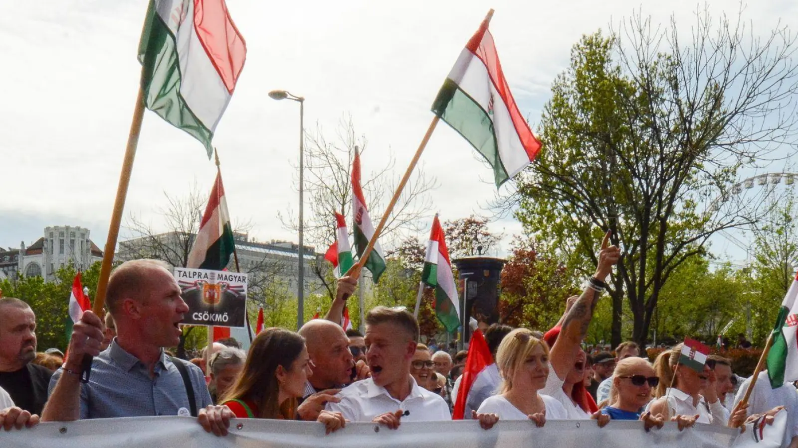 Der ehemalige Insider der ungarischen Regierungspartei Fidesz, Peter Magyar (M.), führt in Budapest eine Demonstration gegen den ungarischen Ministerpräsident Viktor Orban an. (Foto: Justin Spike/AP/dpa)