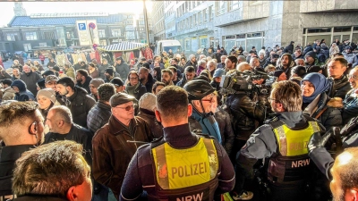 Nach dem Einbruch in den Tresorraum der Bank fordern besorgte Kunden Informationen. (Foto: Christoph Reichwein/dpa)