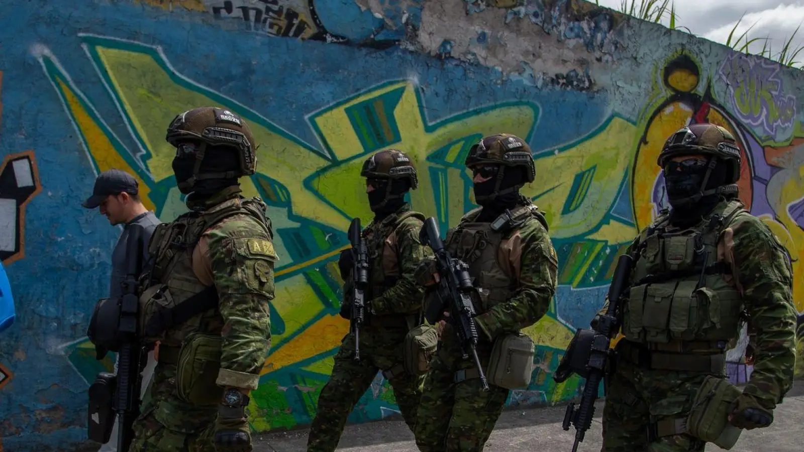 Eliteteams der ecuadorianischen Streitkräfte führen Patrouillen und Durchsuchungen in konfliktträchtigen Sektoren der Hauptstadt Quito durch. (Foto: Juan Diego Montenegro/dpa)