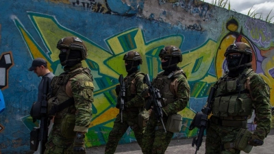 Eliteteams der ecuadorianischen Streitkräfte führen Patrouillen und Durchsuchungen in konfliktträchtigen Sektoren der Hauptstadt Quito durch. (Foto: Juan Diego Montenegro/dpa)