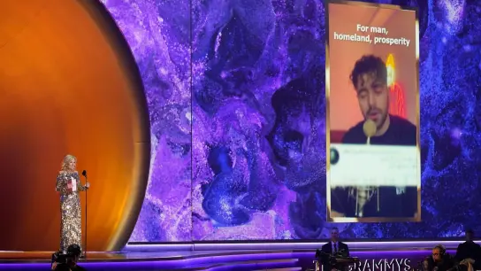 First Lady Jill Biden nimmt den Preis für den besten Song für sozialen Wandel im Namen von Shervin Hajipour für „Baraye“ bei der Verleihung der 65. Grammy Awards entgegen. (Foto: Chris Pizzello/Invision/AP/dpa)