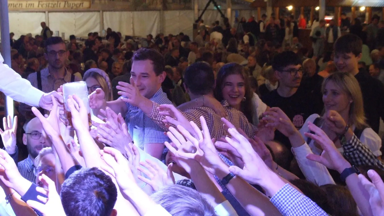 Dichtes Gedränge nach dem Fassanstich vor der Bühne. Doch für alle reichte das Freibier nicht. (Foto: Jasmin Kiendl )