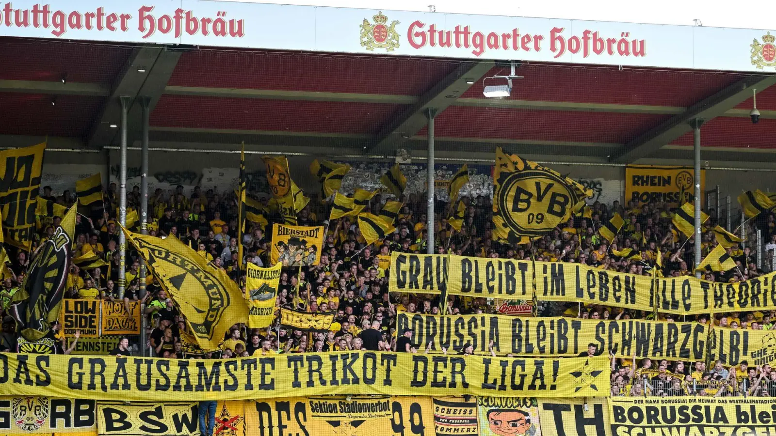 Die BVB-Fans protestieren gegen die neuen Auswärtstrikots. (Foto: Harry Langer/dpa)