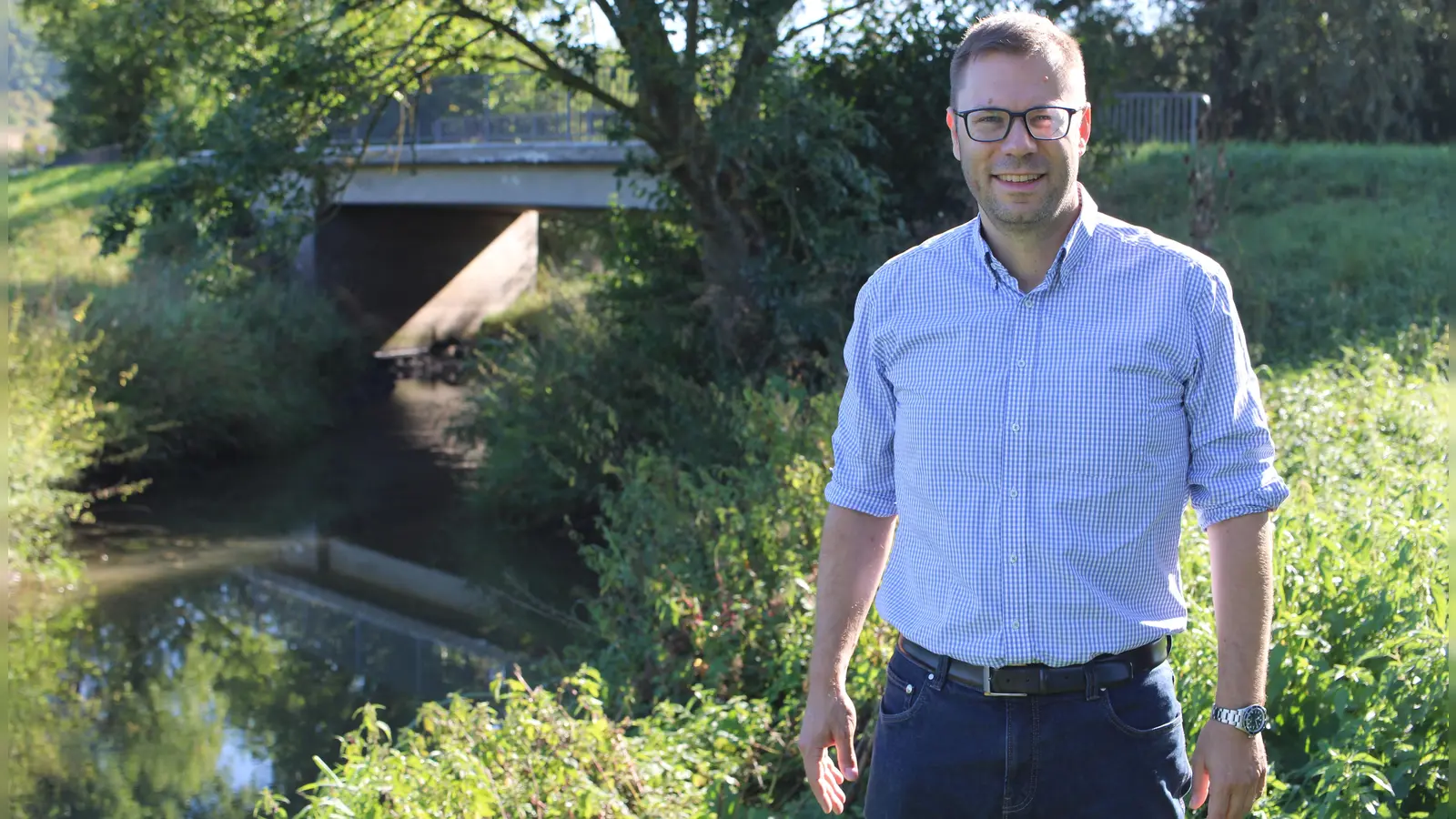 Kennt die Flussufer der Rezat nun bestens: Für seine Bachelorarbeit ist Alexander Weiß 50 Kilometer des Stroms abgelaufen. (Foto: Constantin Prosch )