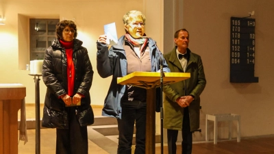 Diakonin Claudia Grünwald (Mitte) mit der Initiatorin der Langen Kulturnacht, Andrea Doberstein und OB Dr. Christoph Hammer bei der Eröffnung. (Foto: Martina Haas)