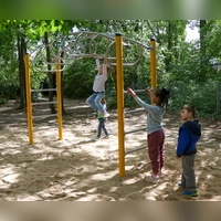 Die Kinder vergnügen sich am neuen Klettergerüst, das am Jubiläums-Sommerfest feierlich eingeweiht wird. (Foto: Alexander Rausch)