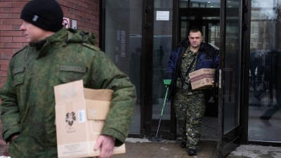 Ermittler verlassen das Gebäude, in dem die Schüsse auf den General abgefeuert wurden - er selbst liegt im Krankenhaus. (Foto: Pavel Bednyakov/AP/dpa)