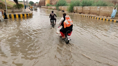 Überall Wasser: Menschen fahren in Sukkur nach starkem Monsunregen durch überschwemmte Straßen. (Foto: Ppi/PPI via ZUMA Press Wire/dpa)