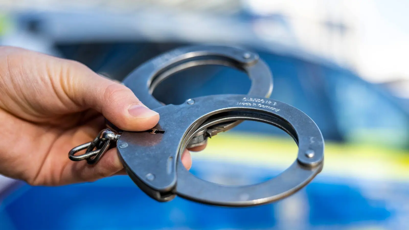 Zu dem Grund für die Attacke hat die Polizei eine Vermutung. (Symbolbild) (Foto: David Inderlied/dpa)