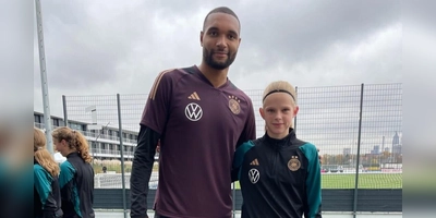 Auf dem DFB-Campus traf Dana Keßler aus Weidenbach das Männerteam mit Nationalspieler Jonathan Tah von Bayer Leverkusen. (Foto: Deutscher Fußballbund)