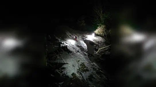 Einsatzkräfte der Bergwacht kehren am Samstagabend in der Nähe der Maiwand bei Flintsbach am Inn von dem Ort zurück, an dem drei Bergwanderer ums Leben gekommen sind. (Foto: -/Bergwacht Brannenburg/dpa)