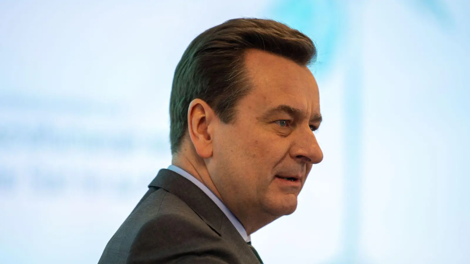 Munich Re Vorstandschef Joachim Wenning. Der Dax-Konzern Munich Re gibt seine übliche politische Zurückhaltung auf und fordert durchgreifende wirtschaftliche Reformen. (Foto: Lino Mirgeler/dpa)