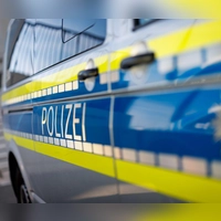 Die Polizei bemerkte einen Sattelanhänger mit vier von sechs geplatzten Reifen auf der A9. (Symbolbild) (Foto: Daniel Karmann/dpa)