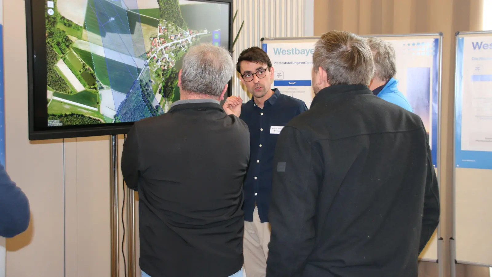 Bürgerreferent Wolfgang Weinseis erklärt am Touchscreen die Pläne zum Westbayernring. (Foto: Stefan Neidl)