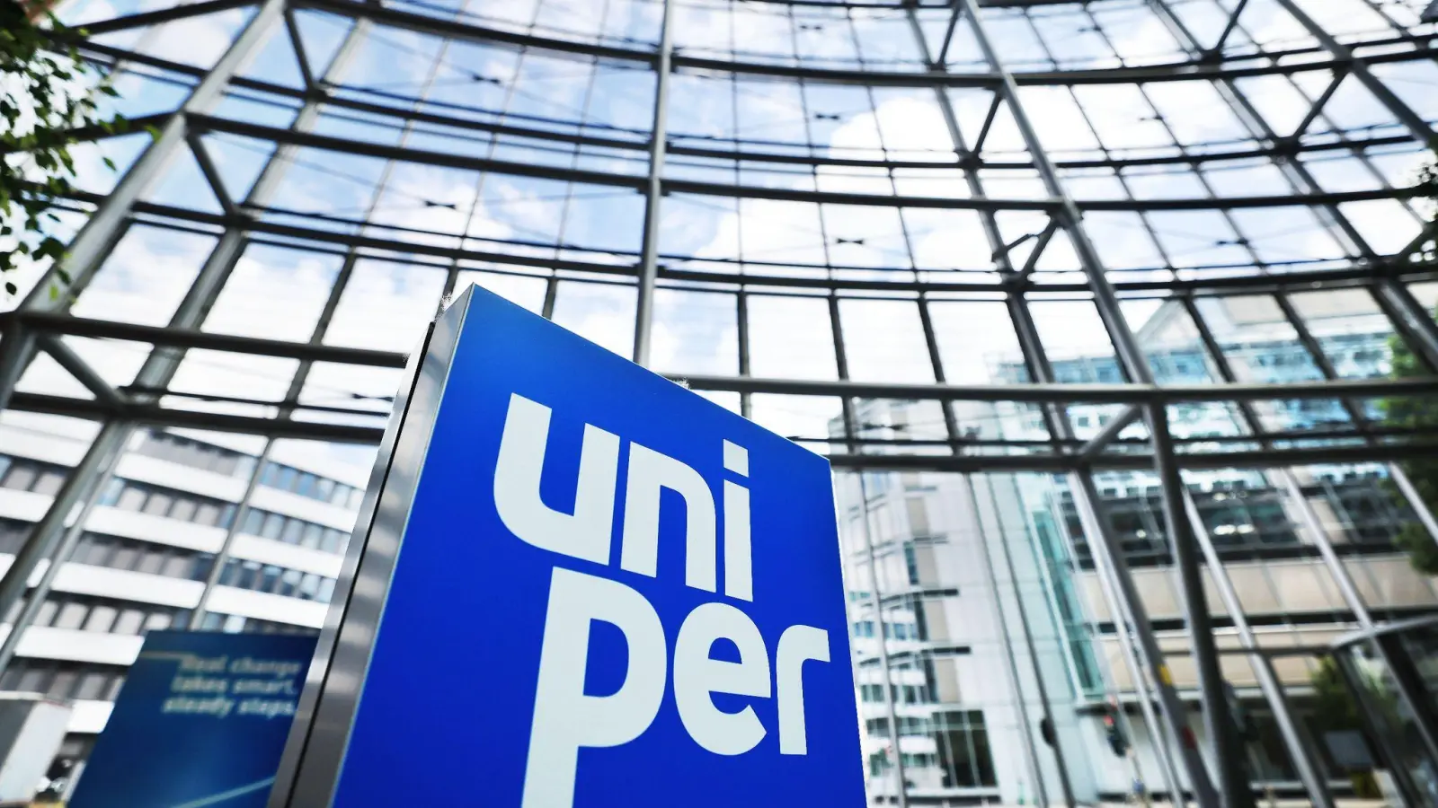 Ein Logo steht im Foyer der Hauptverwaltung des Energieversorgungsunternehmens Uniper in Düsseldorf. Der im Zuge der Gaskrise verstaatlichte Energiekonzern soll wieder privatisiert werden. (Foto: Oliver Berg/dpa)