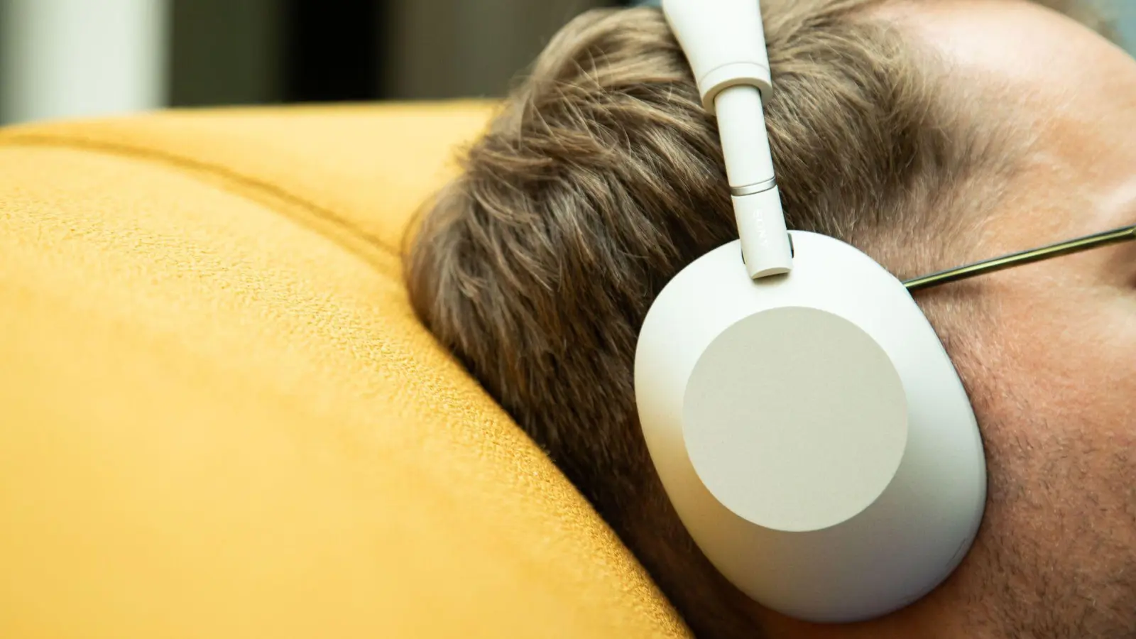 Sitzt, wackelt nicht und das auch für lange Zeit. Nur Brillenträger spüren bei Sonys Kopfhörer WH-1000XM6 zuweilen mal unangenehm die Brillenbügel. (Foto: Christin Klose/dpa-tmn)