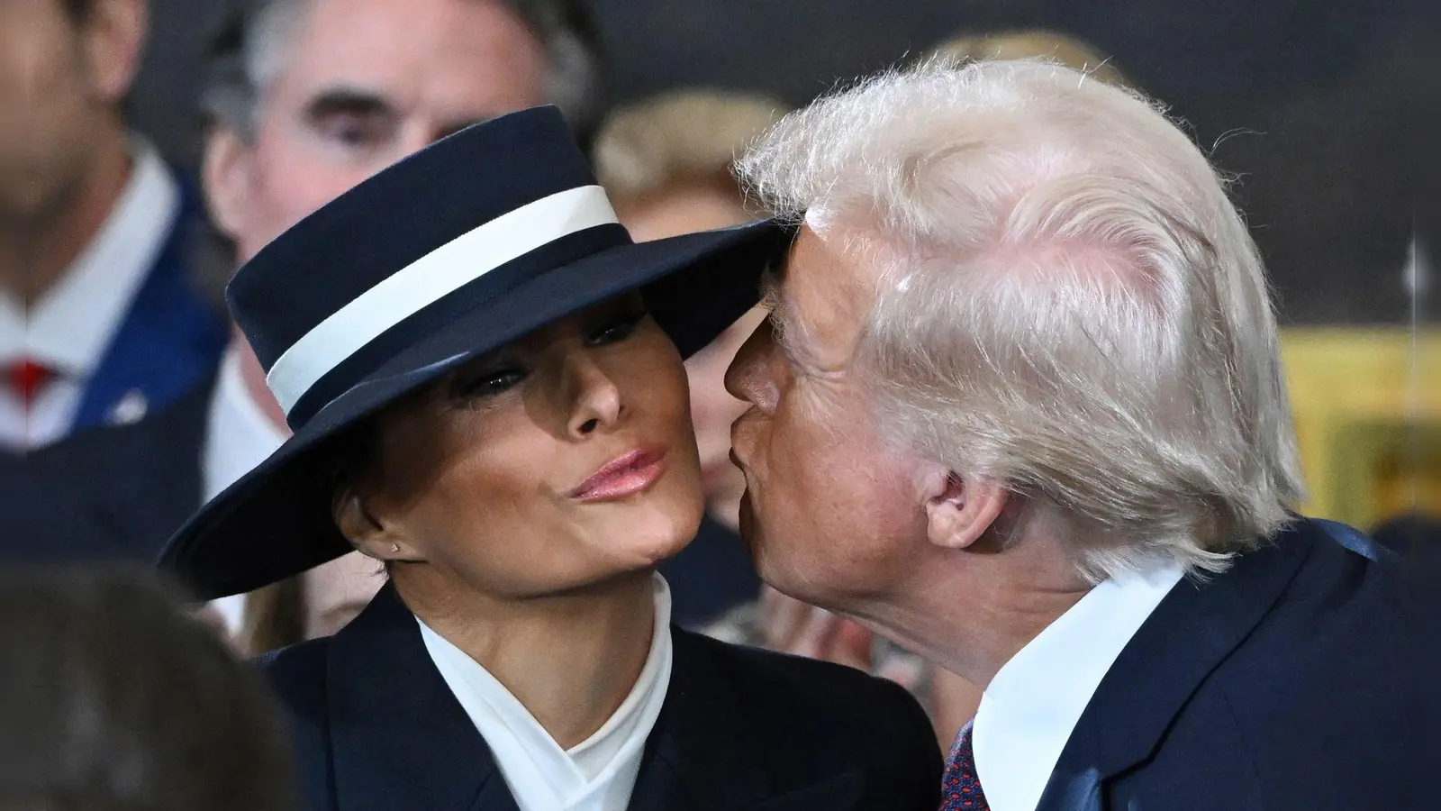 Melania Trump mit ihrem Hut, der auch im Trailer zu ihrer Doku zu sehen ist. (Archivbild) (Foto: Saul Loeb/POOL AFP/AP/dpa)