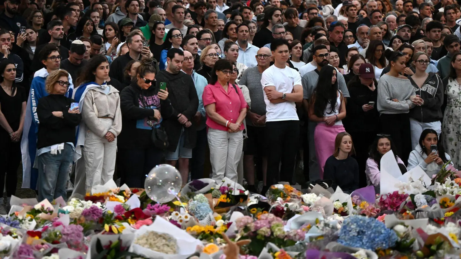 In Australien herrscht am Tag nach dem verheerenden Anschlag tiefer Schock.  (Foto: Bianca De Marchi/AAP/dpa)