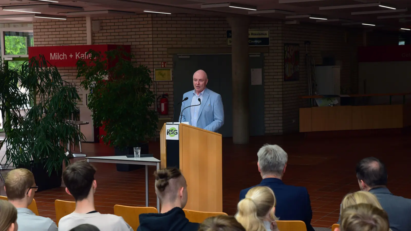 Markus Grimm gewährte den Schülerinnen und Schülern unter anderem Einblicke in die Rollen Tilman Riemenschneider und Margarete Renner. Er verleiht in seinen Stücken historischen Persönlichkeiten eine Stimme. (Foto: Irmeli Pohl)