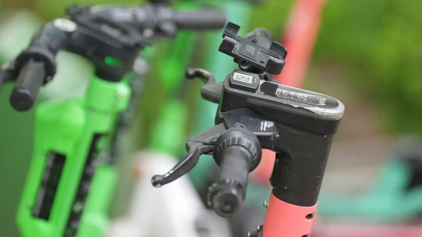 E-Scootern sind nicht ungefährlich und brauchen eine Kfz-Haftpflichtversicherung. (Foto: Marcus Brandt/dpa/dpa-tmn)