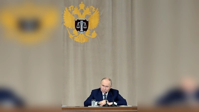 Kremlchef Putin im Obersten Gericht - einer der Richter ist wegen Korruption und Zuhälterei angeklagt. (Archivbild) (Foto: Alexei Nikolsky/Sputnik/Pool Kremlin/AP/dpa)