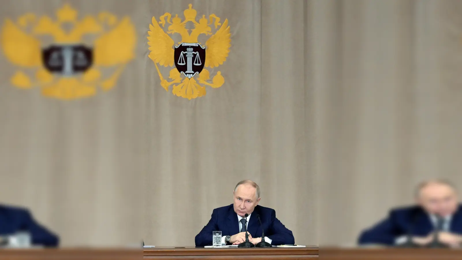 Kremlchef Putin im Obersten Gericht - einer der Richter ist wegen Korruption und Zuhälterei angeklagt. (Archivbild) (Foto: Alexei Nikolsky/Sputnik/Pool Kremlin/AP/dpa)