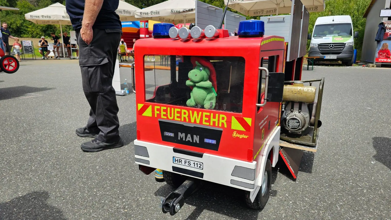 Das Kinderfeuerwehrauto der Feuerwehr Waischenfeld begeistert den Nachwuchs. (Foto: Mike Müller/dpa)