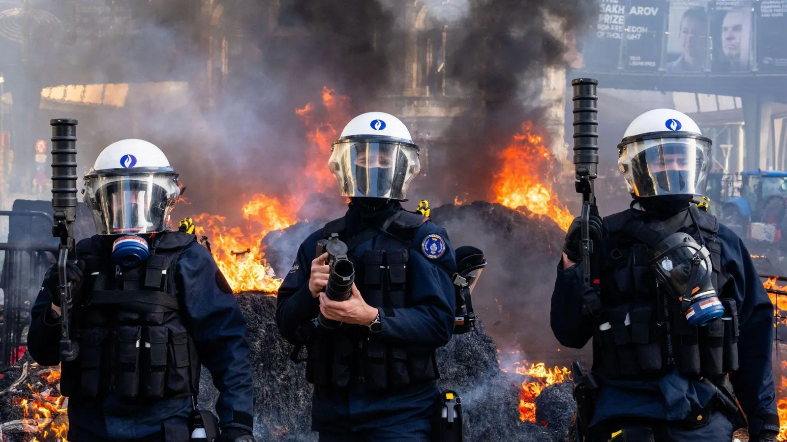Die Polizei versucht, Demonstranten während einer Demonstration europäischer Landwirte in der Nähe des Europäischen Parlaments in Brüssel zu vertreiben. (Foto: Marius Burgelman/AP/dpa)