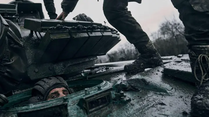 Ukrainische Soldaten in und auf einem erbeuteten russischen Panzer an der Frontlinie in der Region Donezk (Symbolbild). (Foto: Libkos/AP/dpa)