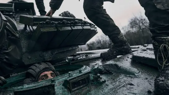 Ukrainische Soldaten in und auf einem erbeuteten russischen Panzer an der Frontlinie in der Region Donezk (Symbolbild). (Foto: Libkos/AP/dpa)