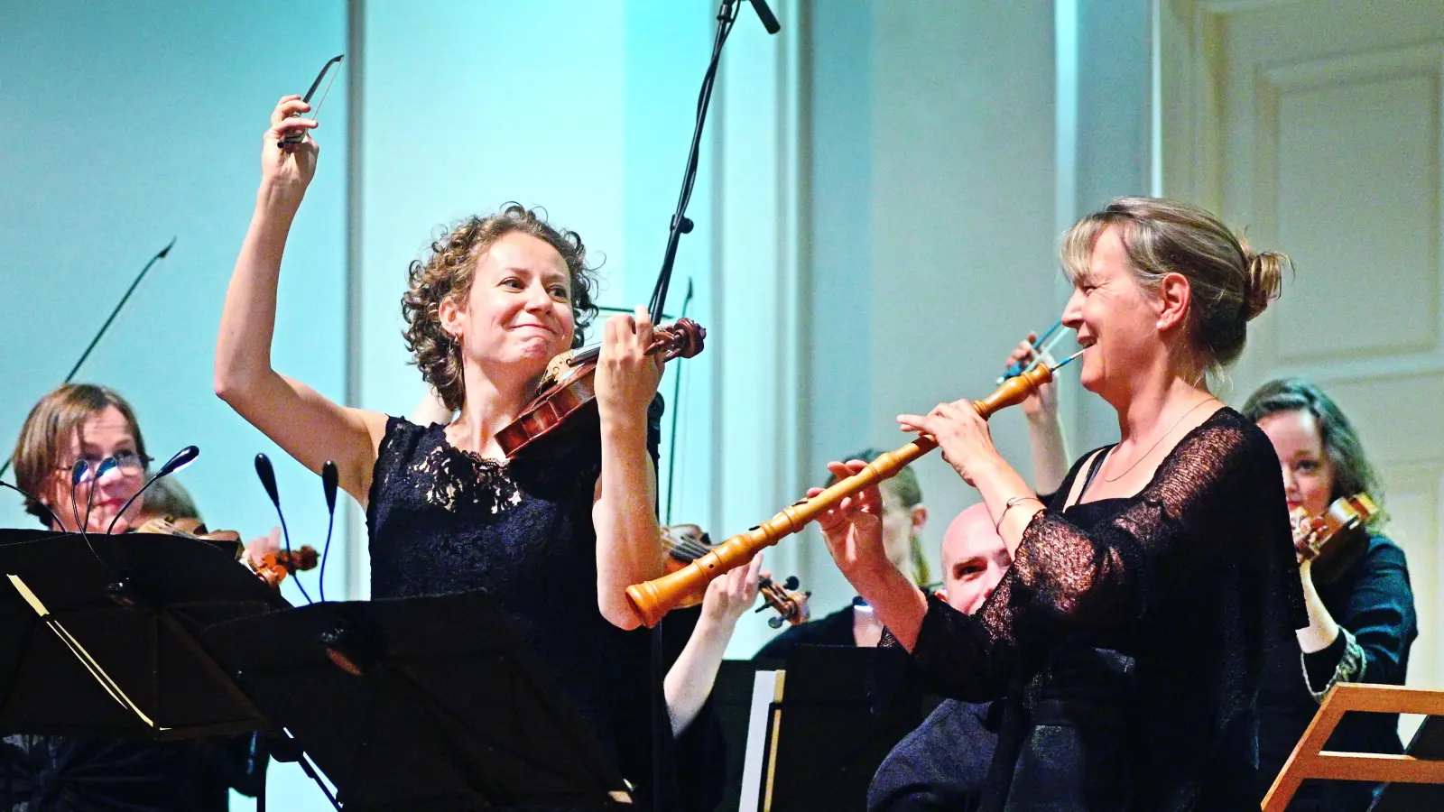 Glänzendes Duo: Cecilia Bernardini (links) und Ann-Kathrin Brüggemann beim Schlussakkord von Bachs Doppelkonzert, BWV 1060R. (Foto: Jim Albright)