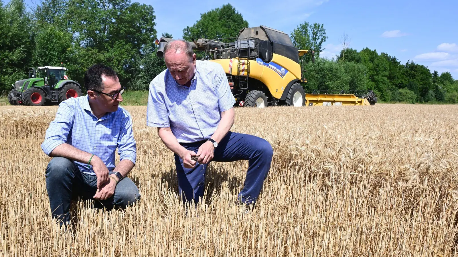 Gespräch auf einem Getreidefeld: Bundesagrarminister Cem Özdemir (l.) mit Bauernpräsident Joachim Rukwied. (Foto: Bernd Weißbrod/dpa)