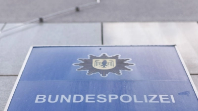 Ein Leuchtkasten mit der Aufschrift „Bundespolizei” hängt an der Außenfassade der Bundespolizeiinspektion Nürnberg neben dem Nürnberger Hauptbahnhof. (Foto: Daniel Karmann/dpa/Symbolbild)