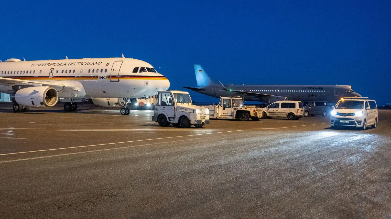 Beide Maschinen hatten den gleichen Weg.  (Foto: Michael Kappeler/dpa)