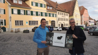Will sein Hotel „Greifen-Post“ mit der „Goldenen Krone“ sowie dem derzeit ruhenden Gaststättenbetrieb „Lamm“ zusammenführen: Hotelier Christoph Wagner (links), auf dem Bild zusammen mit Bürgermeister Patrick Ruh (Foto: Peter Zumach)