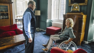 Johannes Hentschel (André Jung) und Anna Hentschel (Marita Breuer). Die Szene im Anwesen der Industriellenfamilie wurde auf Schloss Dennenlohe gedreht. (Foto: BR/X Filme Creative Pool GmbH/Hendrik Heiden)