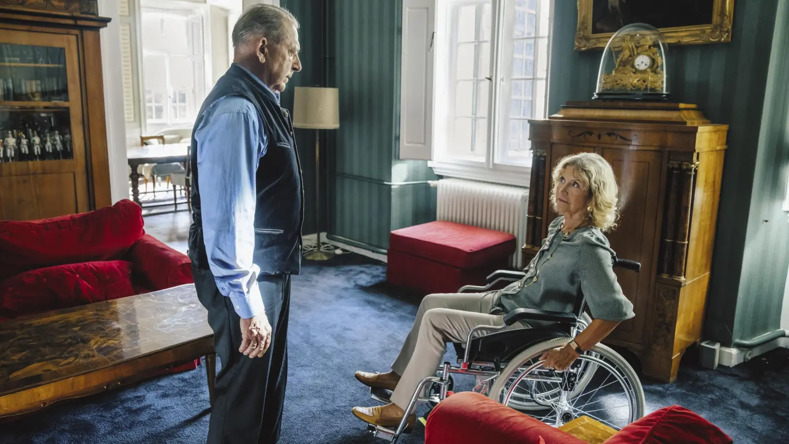 Johannes Hentschel (André Jung) und Anna Hentschel (Marita Breuer). Die Szene im Anwesen der Industriellenfamilie wurde auf Schloss Dennenlohe gedreht. (Foto: BR/X Filme Creative Pool GmbH/Hendrik Heiden)