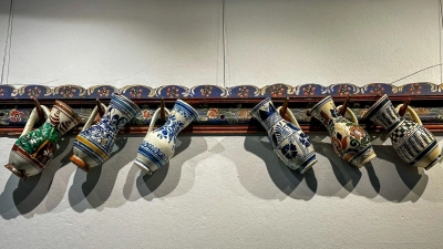 Ein „Krügelrähm“ gehörte in jeden siebenbürgischen Haushalt. Die Kannen hatten neben ihrer praktischen Funktion auch eine symbolische Bedeutung. (Foto: Martina Haas)