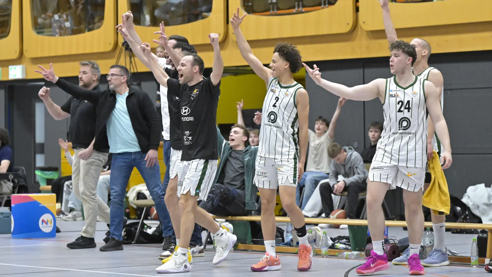 Jubel auf der Bank des TTV Neustadt bei Spiel 2 gegen Haching: (vorne, von rechts) Benedikt Lediger, Nino Fernandez und Stefan Herrmann. (Foto: Martin Rügner)