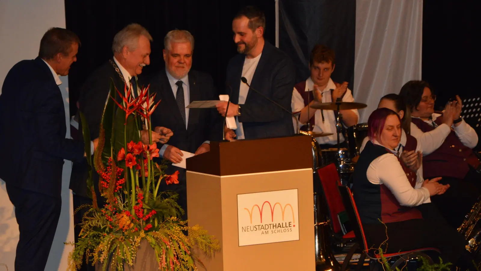 Mit Geschenkgutscheinen wurde Bürgermeister Klaus Meier (Zweiter von links), von seinen drei Co-Gastgebern bei seinem letzten städtischen Neujahrsempfang auf der Bühne verabschiedet.  (Foto: Patrick Lauer)