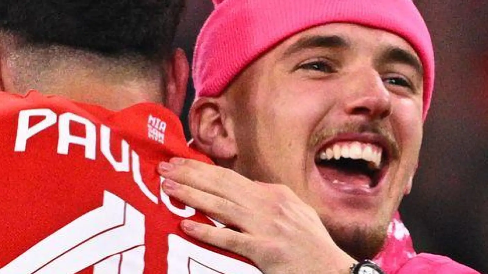 Von Kopf bis Fuß in Pink: Bayern Münchens Nachwuchskicker Lennart Karl. (Foto: Tom Weller/dpa)