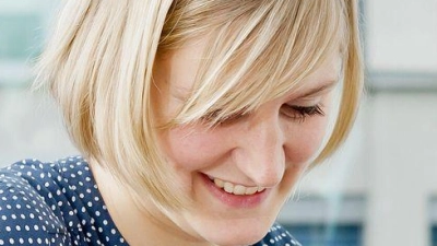 Vor internen Veränderungen wie Beförderungen oder Teamwechseln empfiehlt sich ein aktuelles Zeugnis: So werden Leistungen unter der bisherigen Führung dokumentiert. (Foto: Monique Wüstenhagen/dpa-tmn)