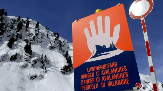 In Österreich besteht mancherorts Lawinengefahr. Vor allem oberhalb von 2200 Metern könnten leicht Schneebretter abgehen. (Foto: Barbara Gindl/APA/dpa/Symbolbild)