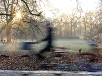 Sonniger Morgen in Leipzig: Radfahrer und Fußgänger sind am Morgen im Clara-Zetkin-Park unterwegs (Foto: Jennifer Brückner/dpa)